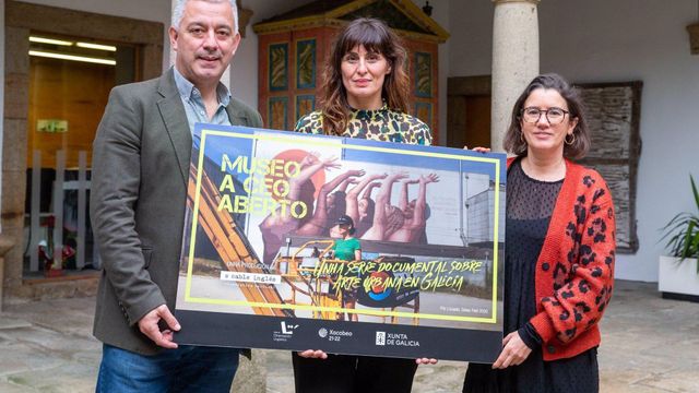 El secretario xeral de Política Lingüística, Valentín García, junto a la directora y guionista del proyecto, Marian Fernández.