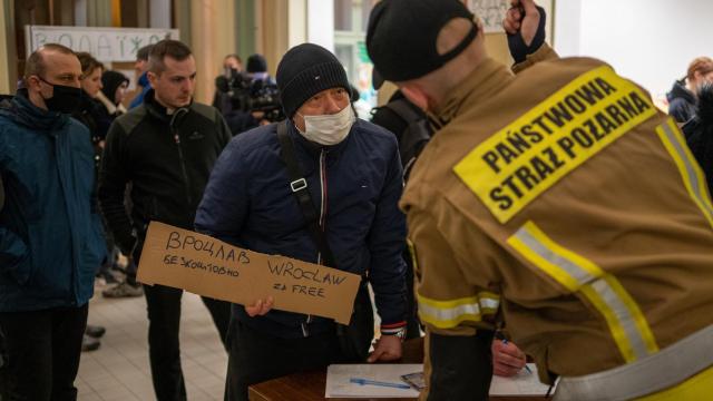 Bartek ha recorrido los 517 kilómetros que separan Wroclaw del este de Polonia para ayudar a “sus hermanos” ucranianos.