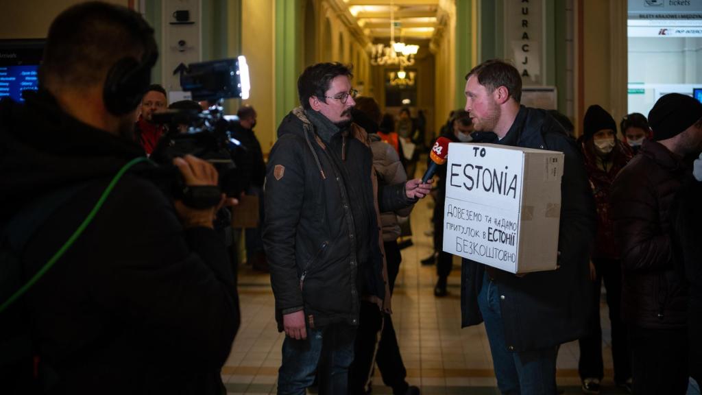 Entrevistado por la TV en la antesala de las vías, este estonio cuenta sus motivos para acercarse a Przemysl.