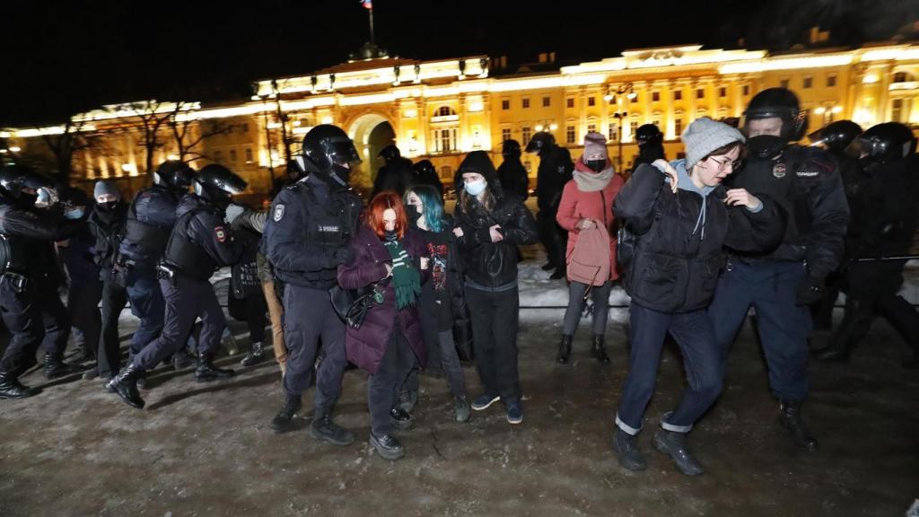 La policía arresta a varios manifestantes en una protesta en San Petersburgo.