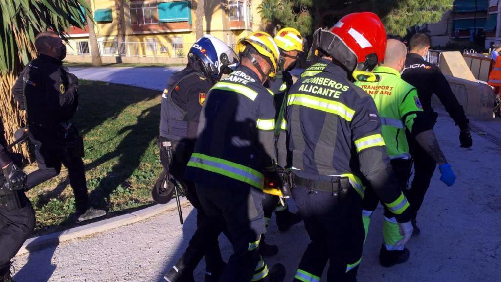 Los servicios de emergencia sacan al herido.