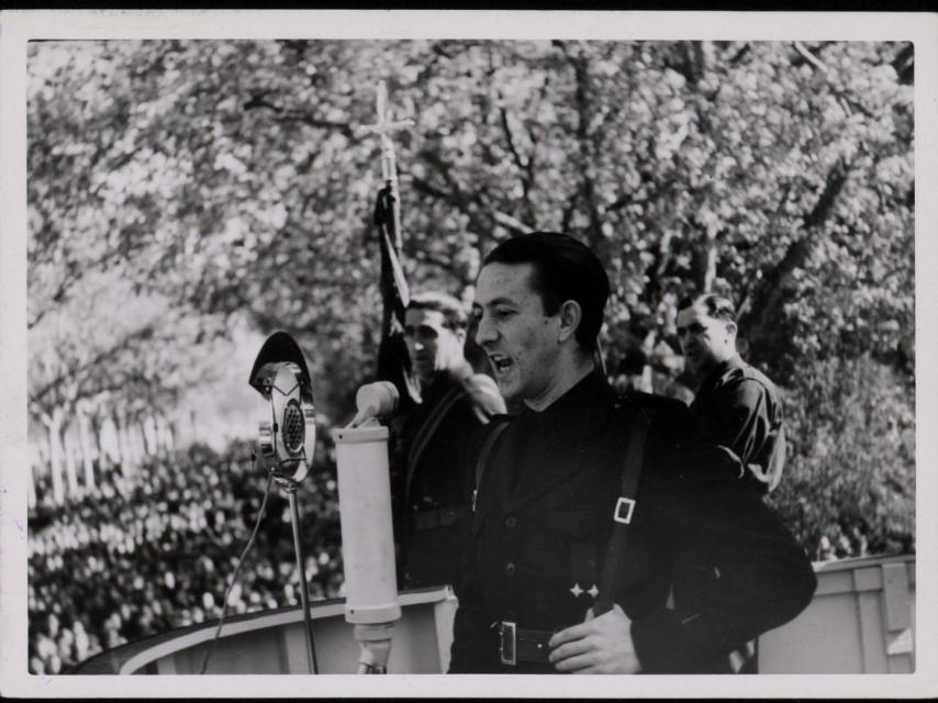 Acto de conmemoración del I aniversario de la creación de FET y de las JONS, en Valladolid, en abril de 1937.