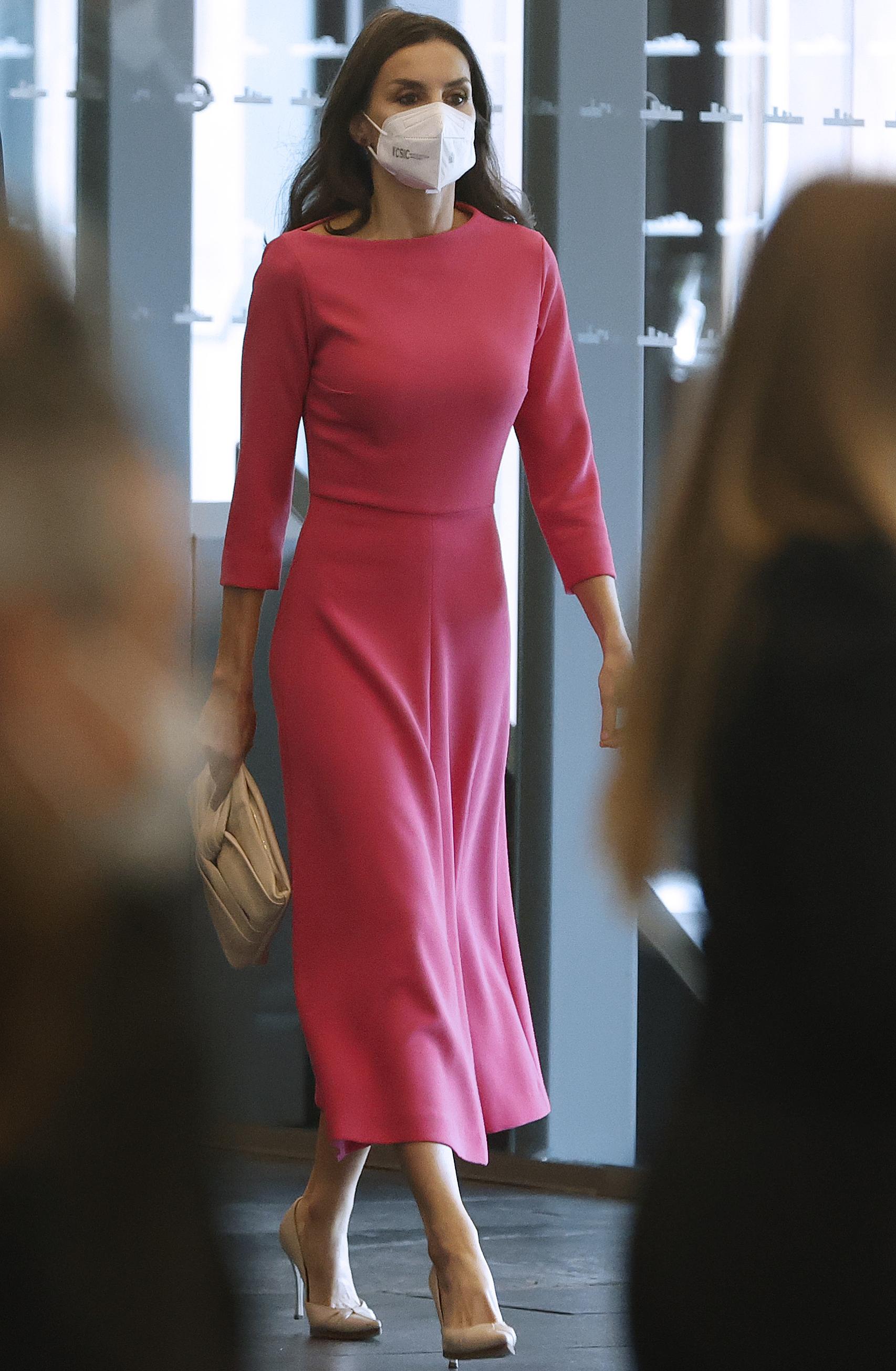 Letizia con vestido de Moisés Nieto.