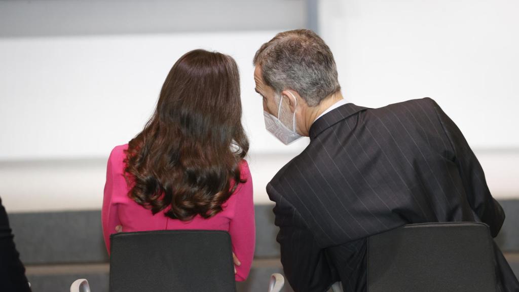 Letizia se atreve con unas ondas que nunca antes ha llevado.