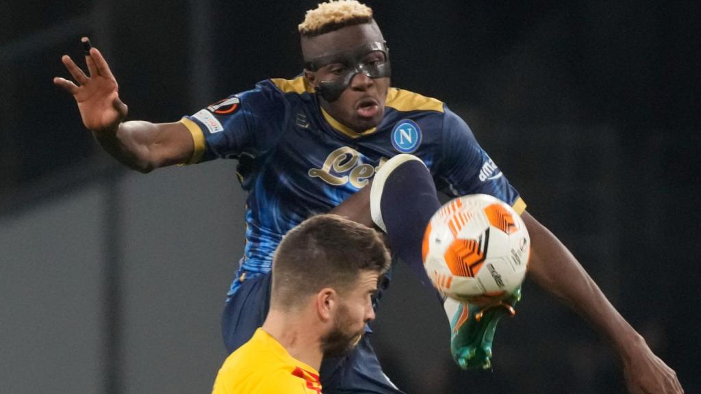 Victor Osimhen, saltando por encima de Gerard Piqué.
