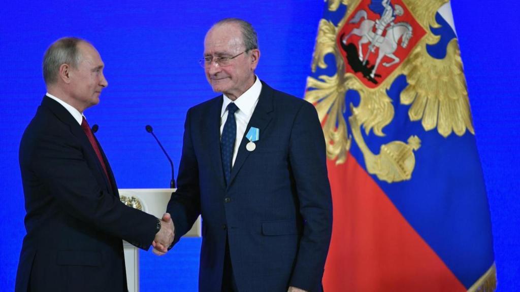 Vladimir Putin felicita a Francisco de la Torre por su Medalla Pushkin.