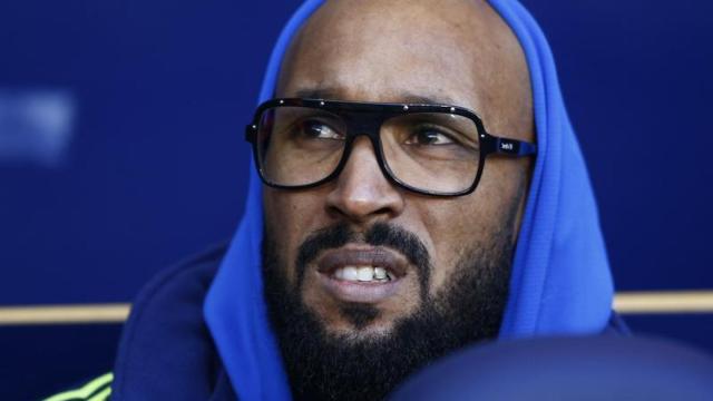 Anelka en el banquillo del Chelsea