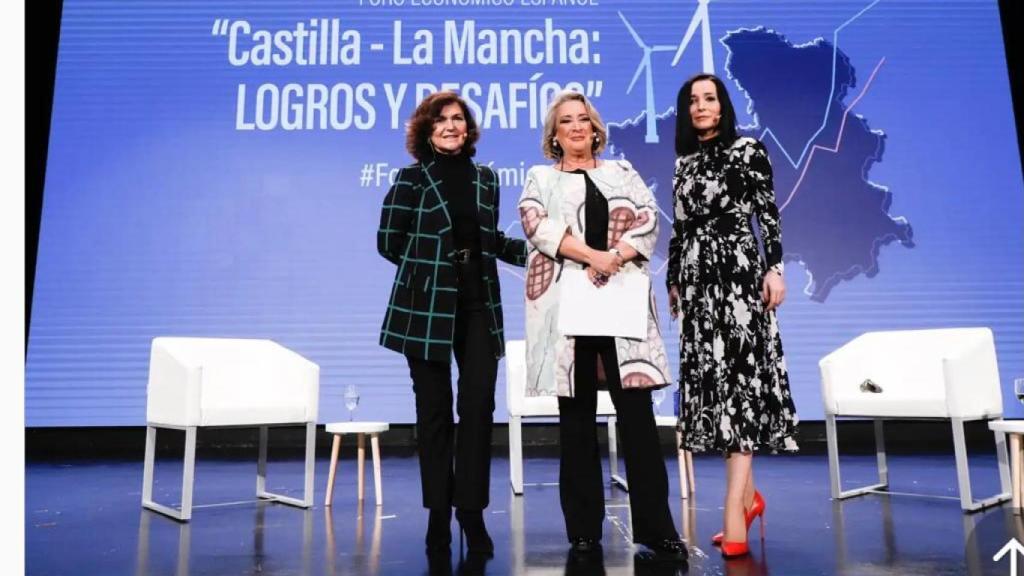 Esther Esteban con la exvicepresidenta del Gobierno Carmen Calvo y la vicepresidenta de EL ESPAÑOL, Cruz Sánchez de Lara, durante el reciente foro de EL ESPAÑOL EL DIGITAL CLM