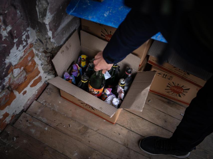 Presentes ya en diferentes check-points de la región, y en Kiev, algunas cajas aguardan en la fábrica su reparto.
