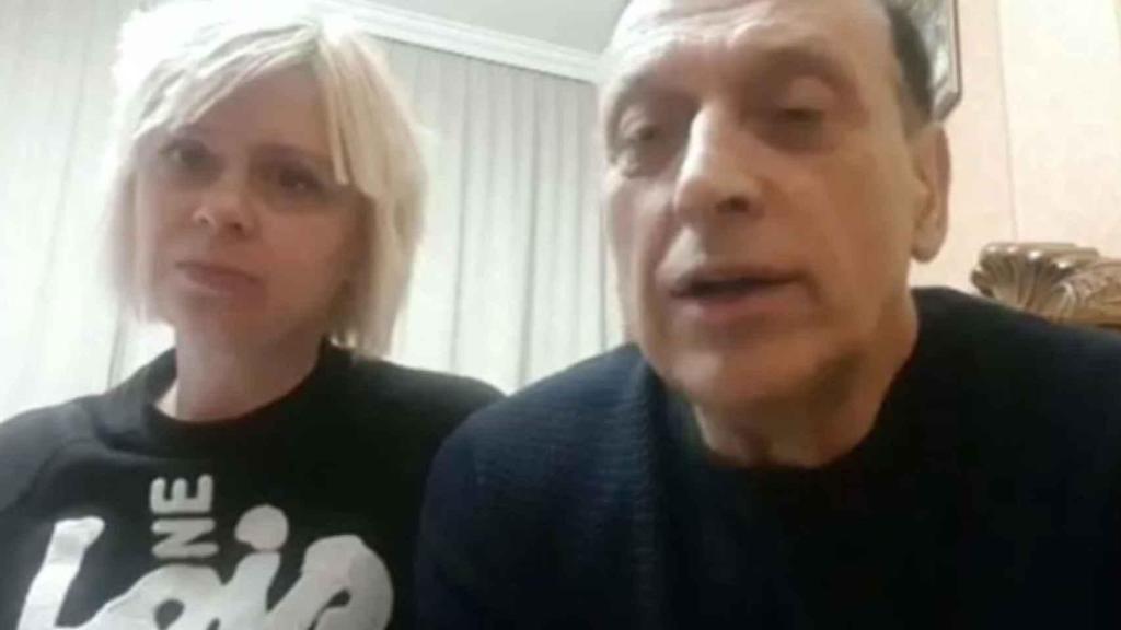 Luis Delgado y Svetlana Kamar durante  una conexión de videollamada con Antena 3.