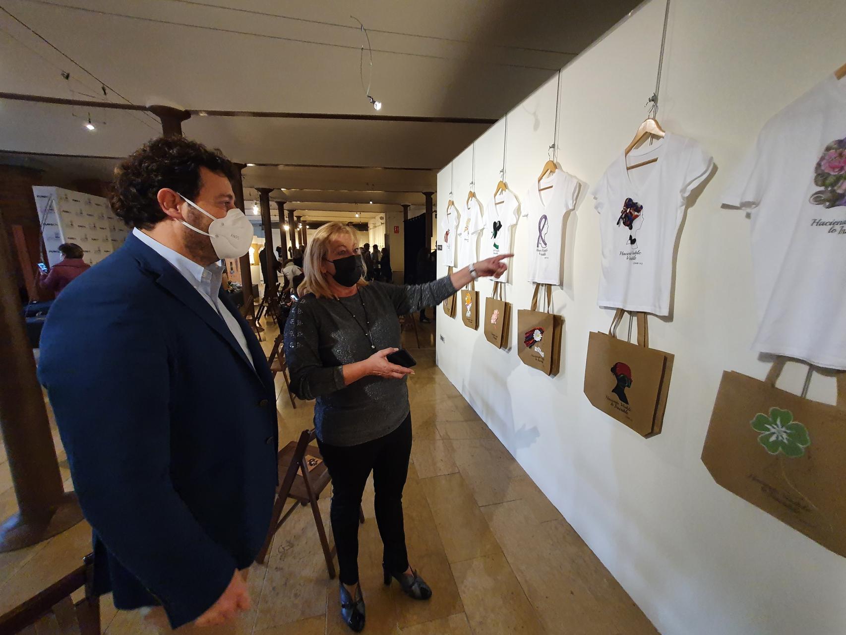 Algunas muestras de las camisetas y bolsos