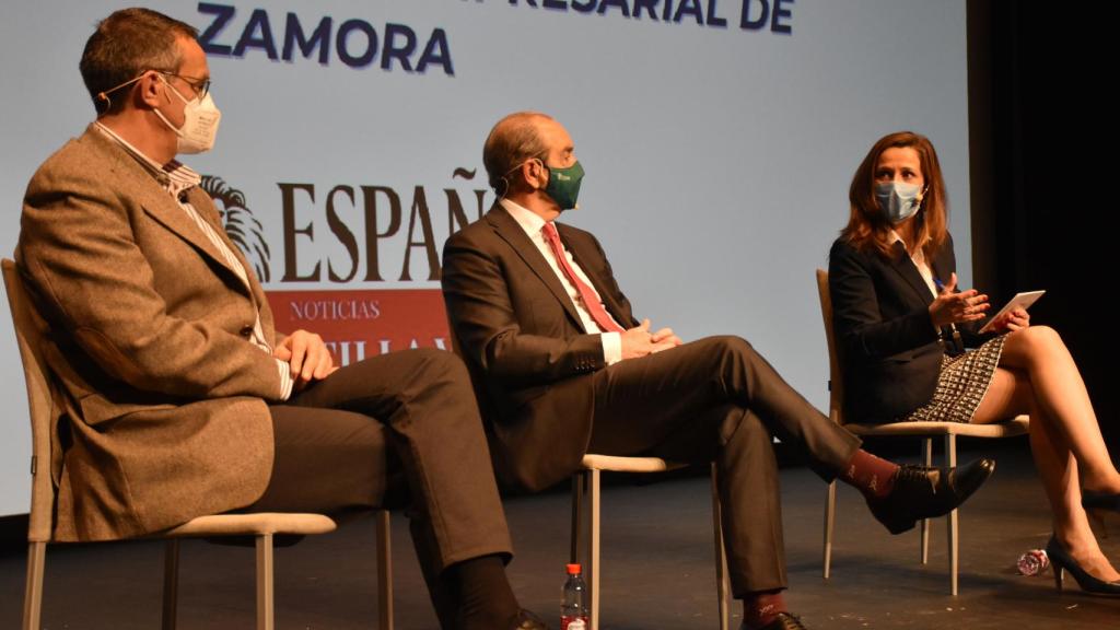 El gerente de Zamora10, Francisco Prieto Toranzo; el director general de Caja Rural de Zamora, Cipriano García; y Laura de Miguel, área de Economía y Empresas de EL ESPAÑOL Noticias de Castilla y León