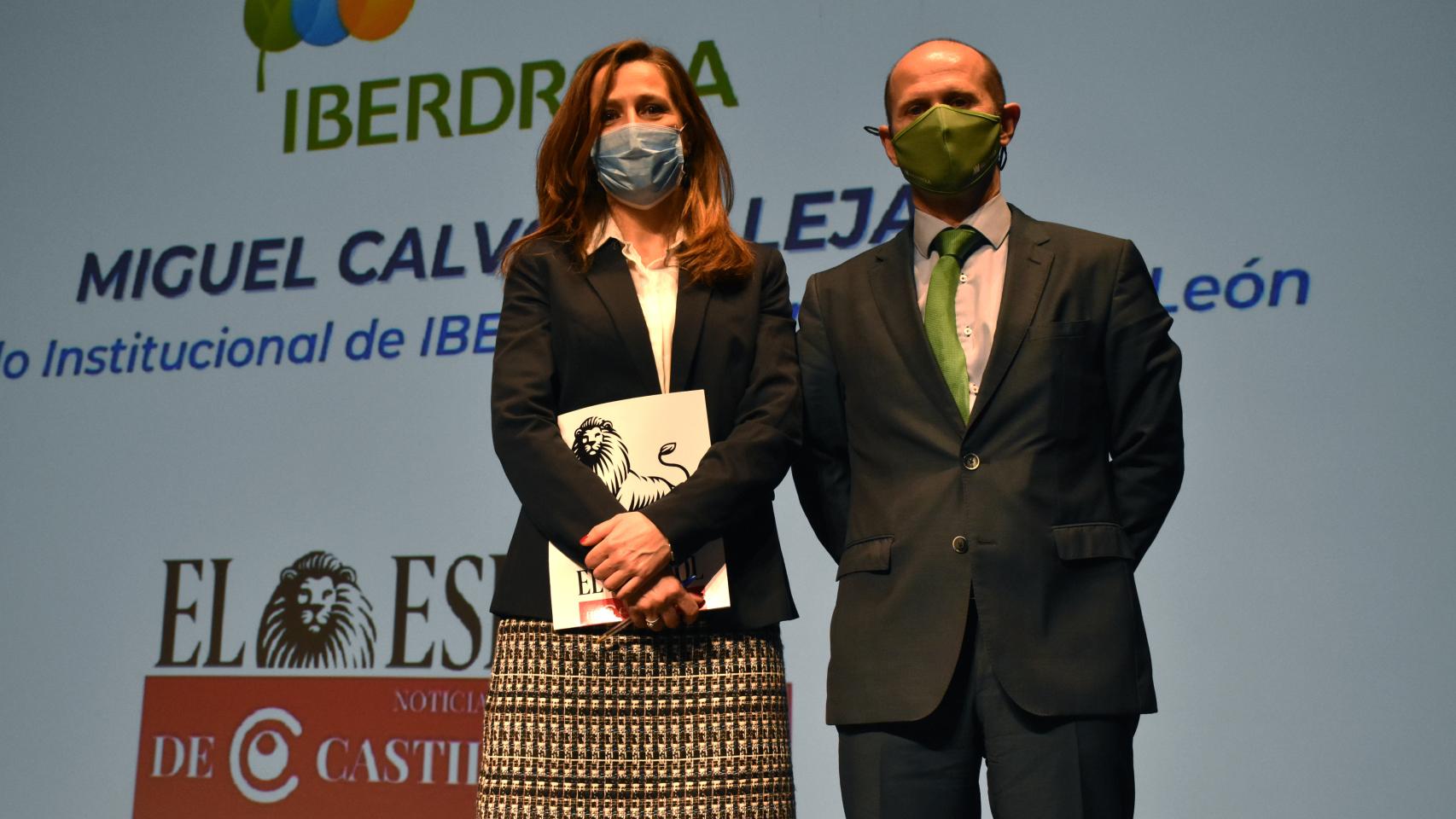 El delegado Institucional de Iberdrola en Castilla y León, Miguel Calvo Calleja; y la periodista de EL ESPAÑOL Noticias de Castilla y León, Laura de Miguel