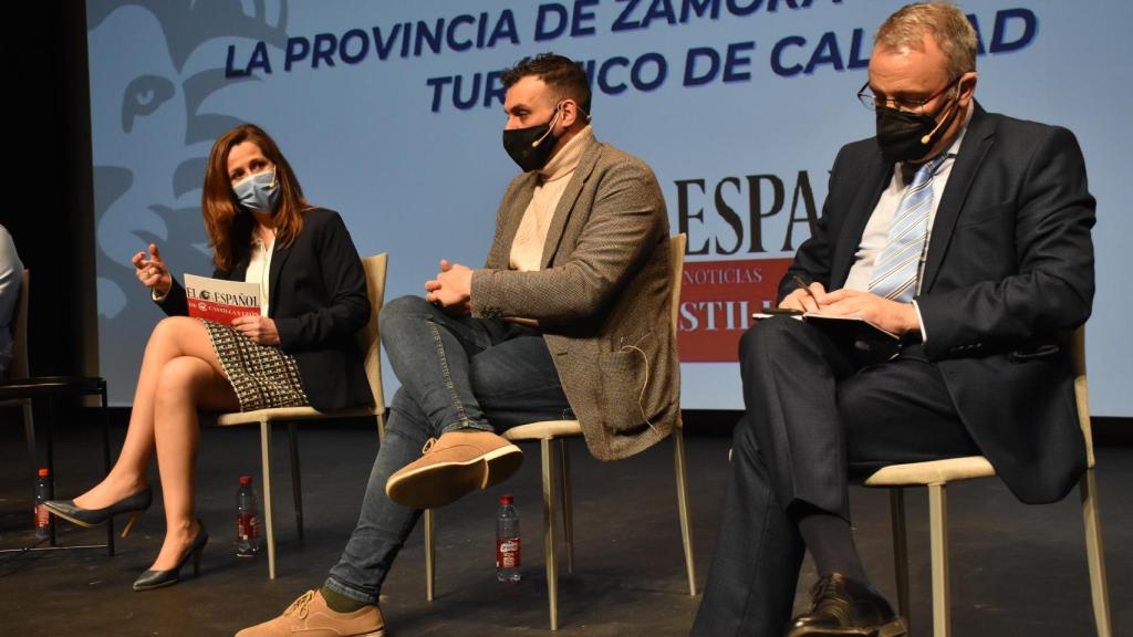 El alcalde de Toro, Tomás del Bien; y el presidente de la Federación de Turismo Rural de Castilla y León, Luis Chico en la mesa redonda La provincia de Zamora como destino turístico de calidad