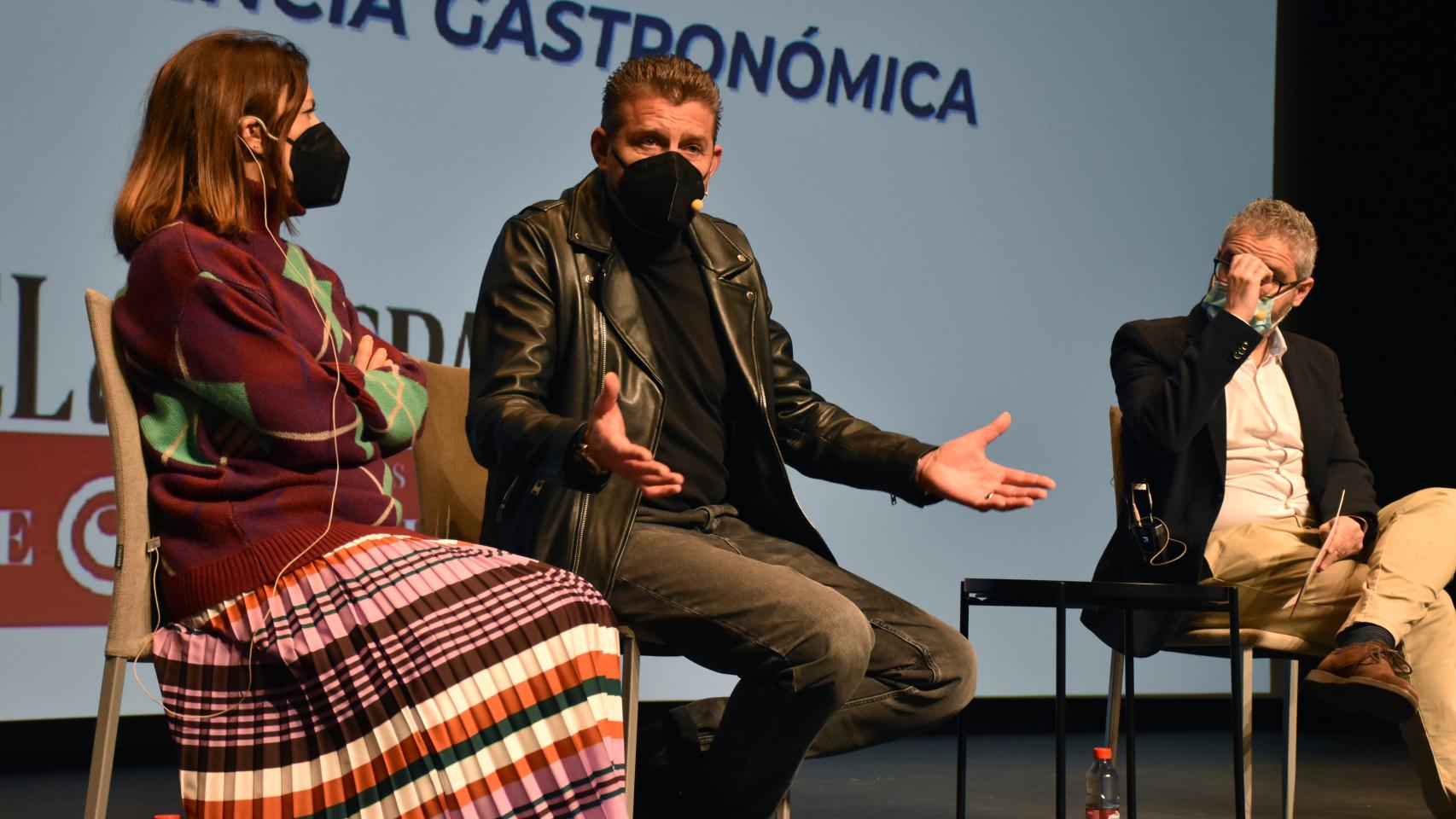 El responsable del restaurante El Ermitaño; Pedro Mario; y la secretaria de la Denominación de Origen Protegida (DOP) Queso Zamorano, Francisca Huetos en la mesa redonda Zamora, potencia gastronómica