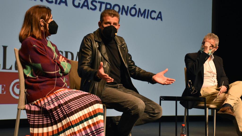 El responsable del restaurante El Ermitaño; Pedro Mario; y la secretaria de la Denominación de Origen Protegida (DOP) Queso Zamorano, Francisca Huetos en la mesa redonda Zamora, potencia gastronómica