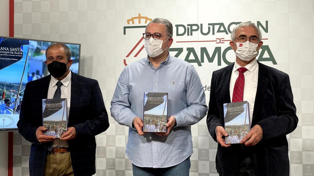 JL Leal / ICAL . El vicepresidente segundo de la Diputación y diputado de Educación, Cultura, Deporte y Turismo, Jesús María Prada, el alcalde de San Vicente de la Cabeza, Fernando González, y el autor de la publicación, José Luis Alonso