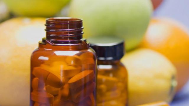 Un bote con suplementos vitamínicos.