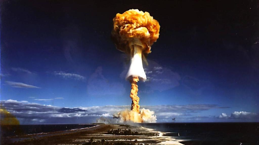 Foto de una bomba nuclear detonada por el gobierno francés en el atolón de Mururoa, en la Polinesia Francesa.