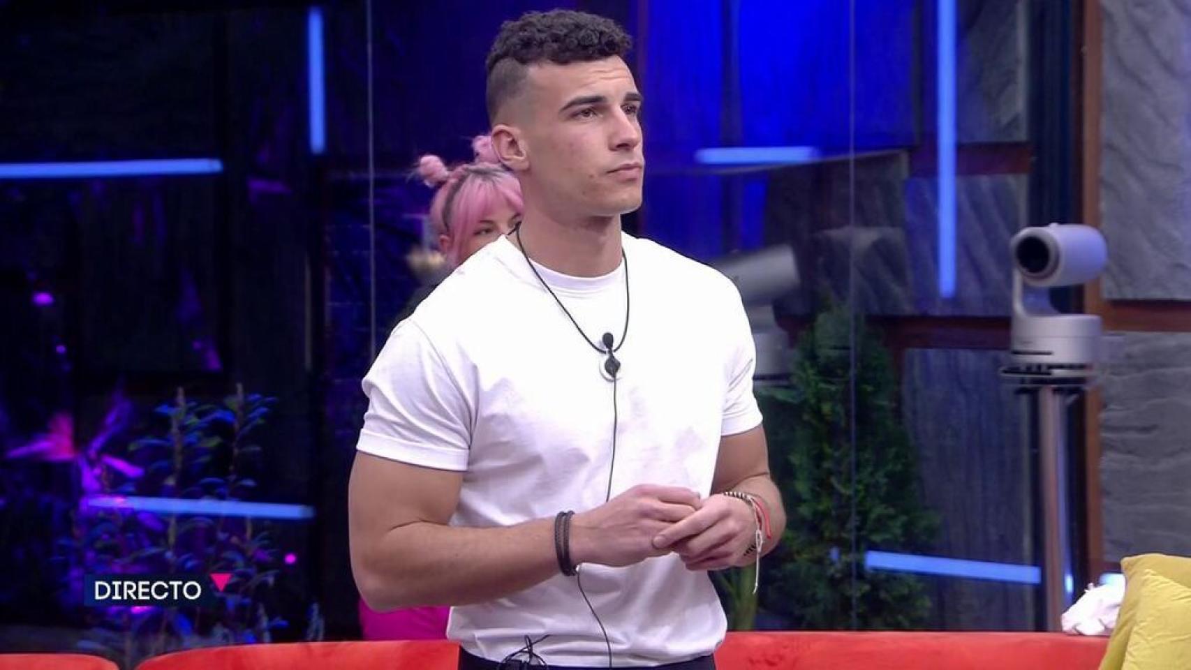 Adrián protagonizó una fuerte discusión con Nissy que no se pudo ver en la señal 24 horas.