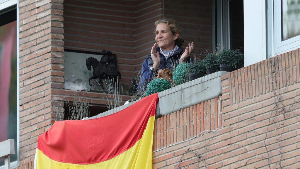La infanta Elena aplaudiendo a los sanitarios durante el confinamiento.