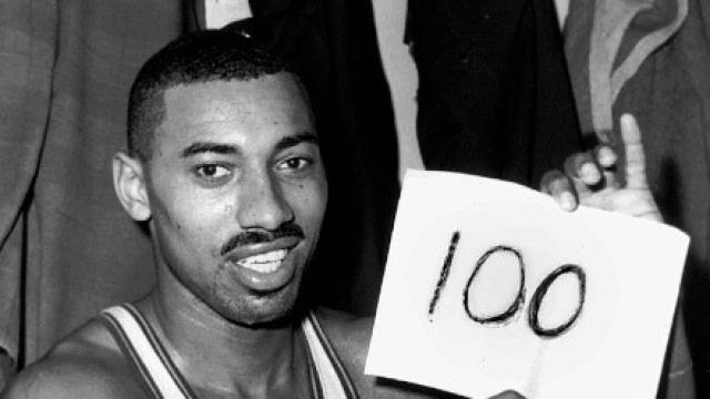 Wilt Chamberlain posando con el cartel de 100 puntos