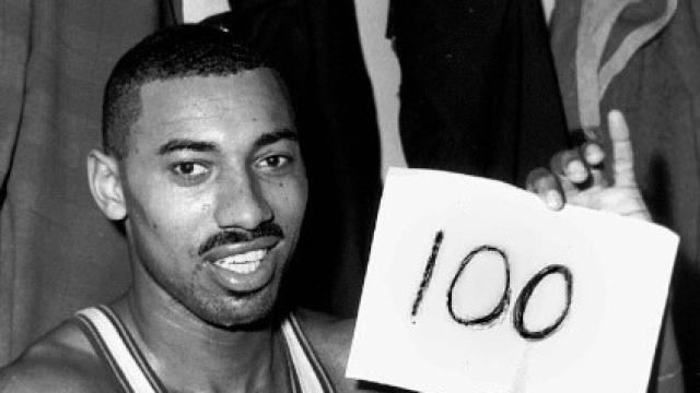 Wilt Chamberlain posando con el cartel de los 100 puntos