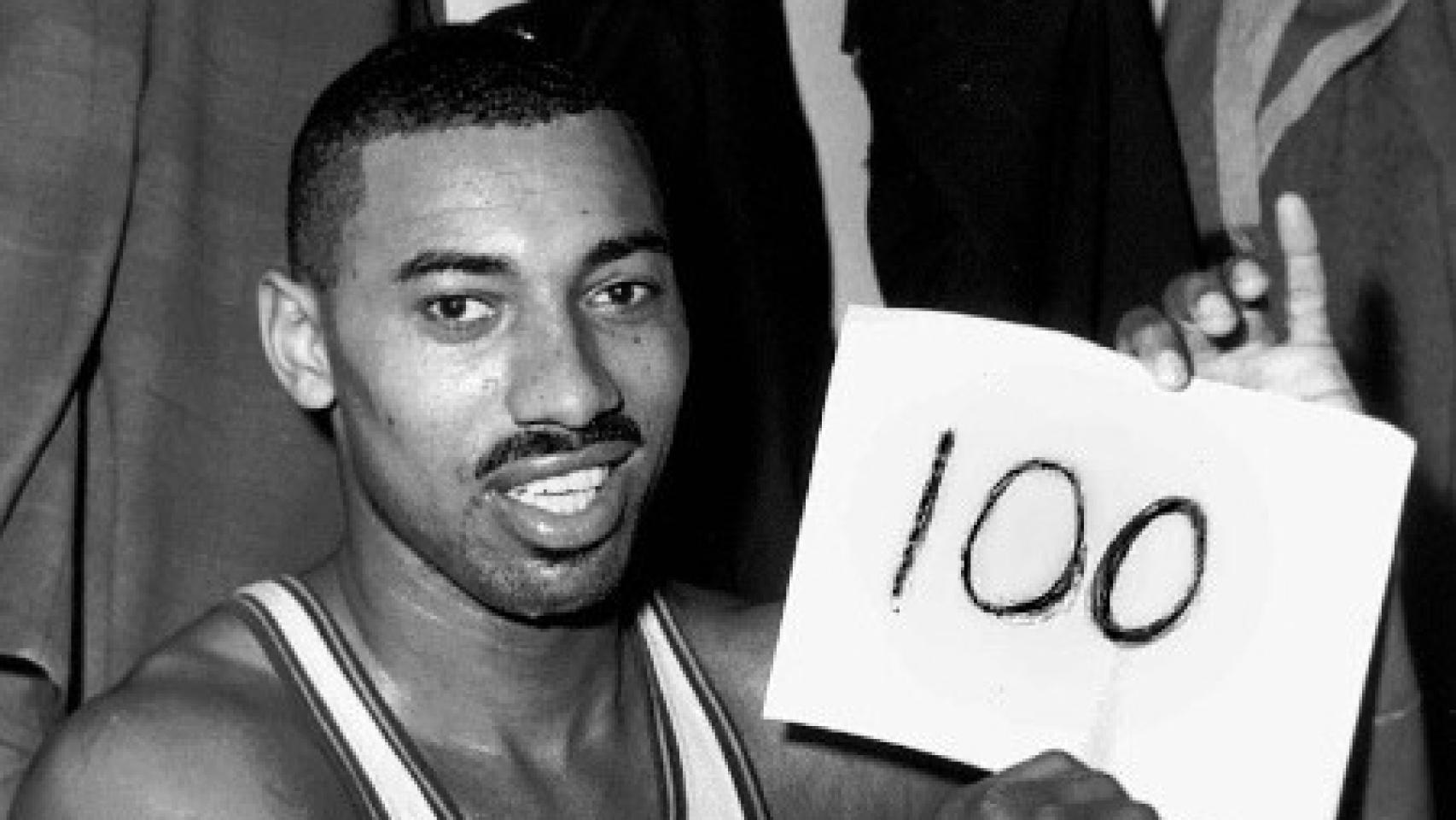 Wilt Chamberlain posando con el cartel de los 100 puntos
