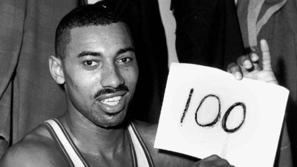 Wilt Chamberlain posando con el cartel de los 100 puntos
