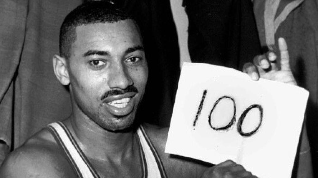 Wilt Chamberlain posando con el cartel de 100 puntos