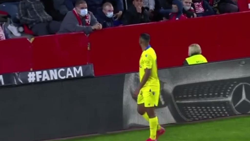 Momento del insulto racista a Akapo