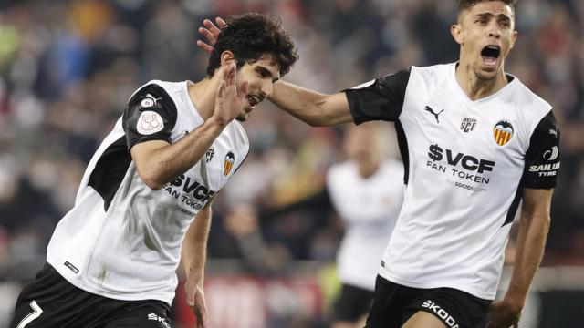 Gonçalo Guedes, celebrando su gol con Gabriel Paulista