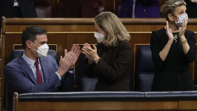 El presidente del Gobierno, Pedro Sánchez, junto a Nadia Calviño y Yolanda Díaz.