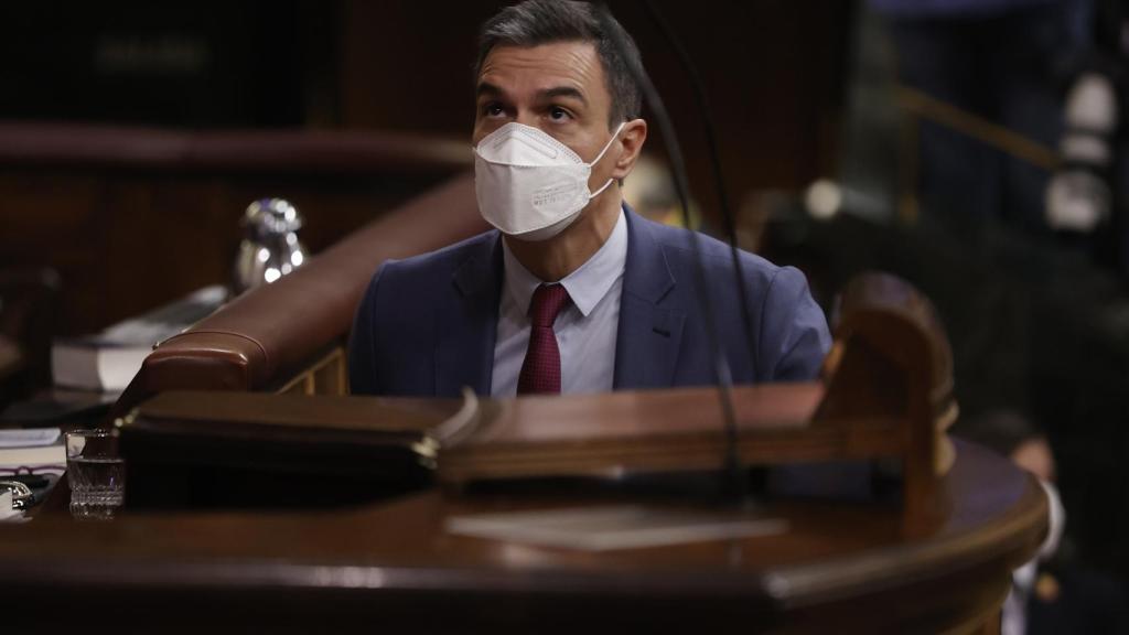 Pedro Sánchez, presidente del Gobierno, sube al estrado para dirigirse al Congreso de los Diputados.