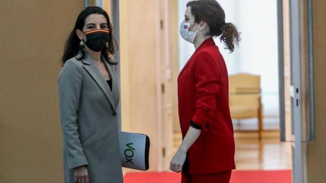 La presidenta madrileña, Isabel Díaz Ayuso (d), y la portavoz de Vox, Rocío Monasterio (i), se reúnen en la Real Casa de Correos.