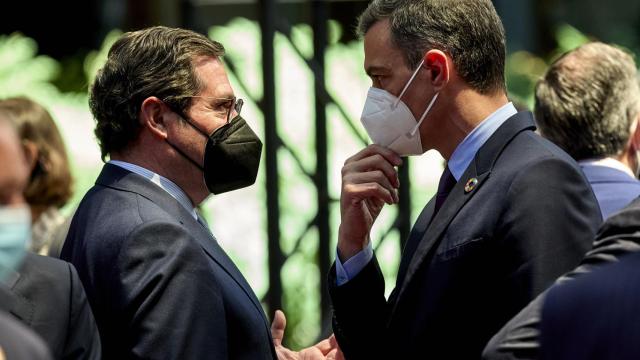 Antonio Garamendi charla con Pedro Sánchez. (Europa Press).