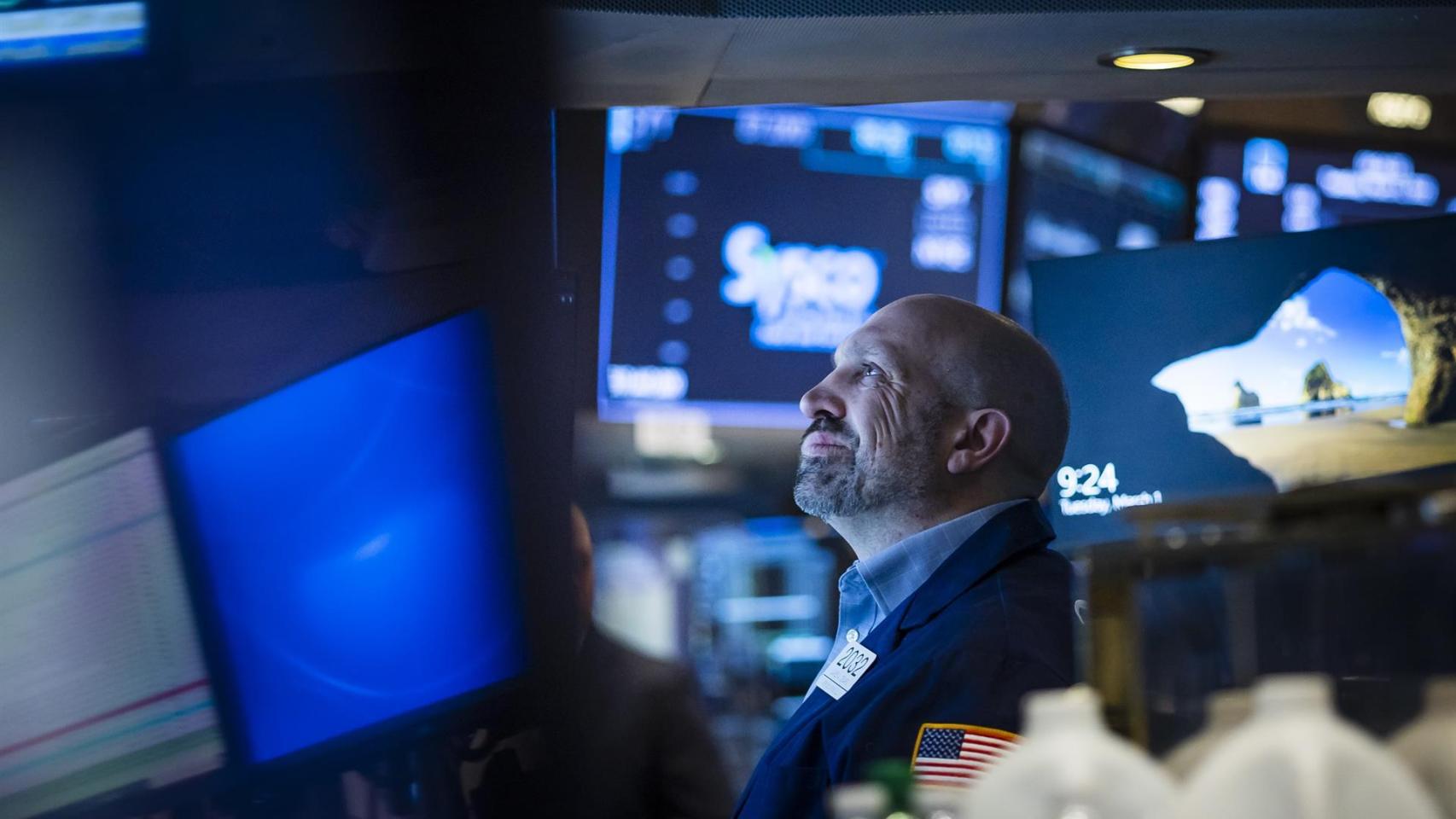 Un empleado de la Bolsa de Nueva York observaba el martes la evolución de la bolsa.