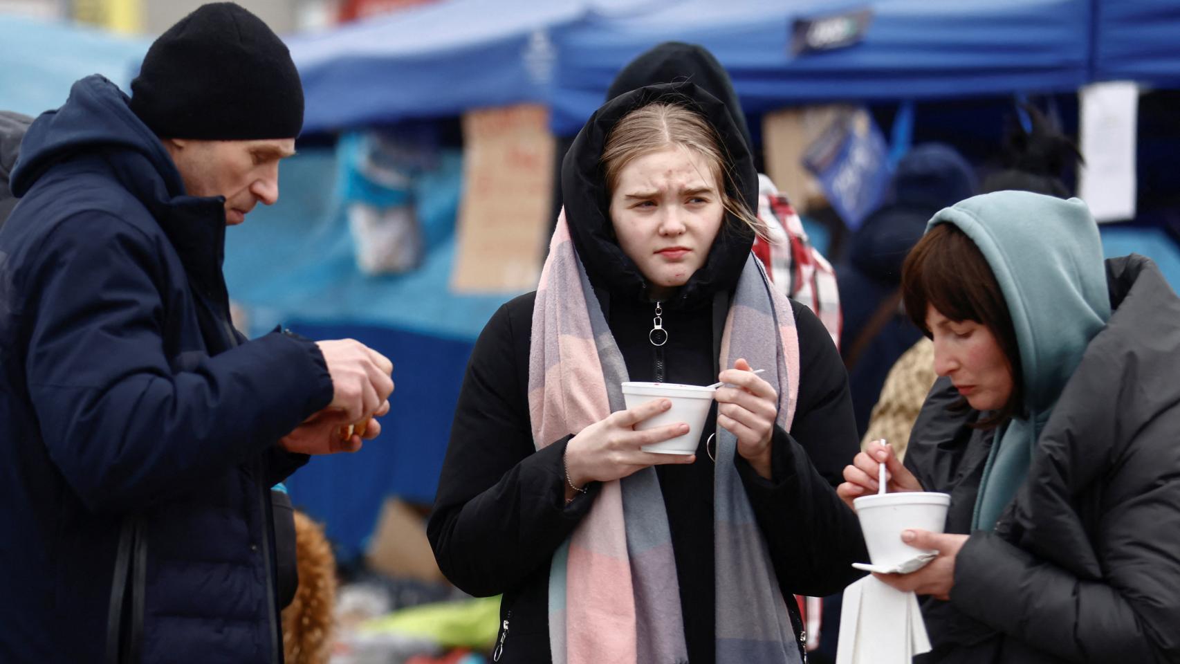Un grupo de refugiados ucranianos en un campamento en la frontera de Polonia