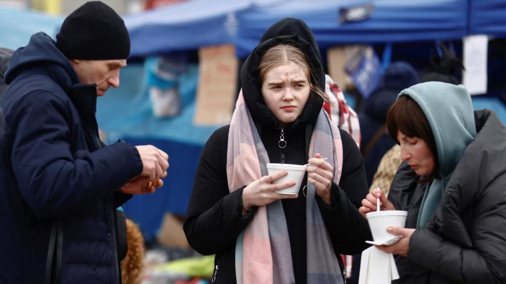 Un grupo de refugiados ucranianos en un campamento en la frontera de Polonia