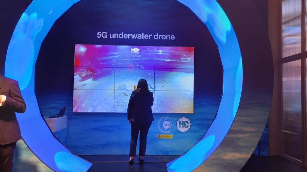 Una persona controlando un submarino en Valencia desde el MWC 2022.