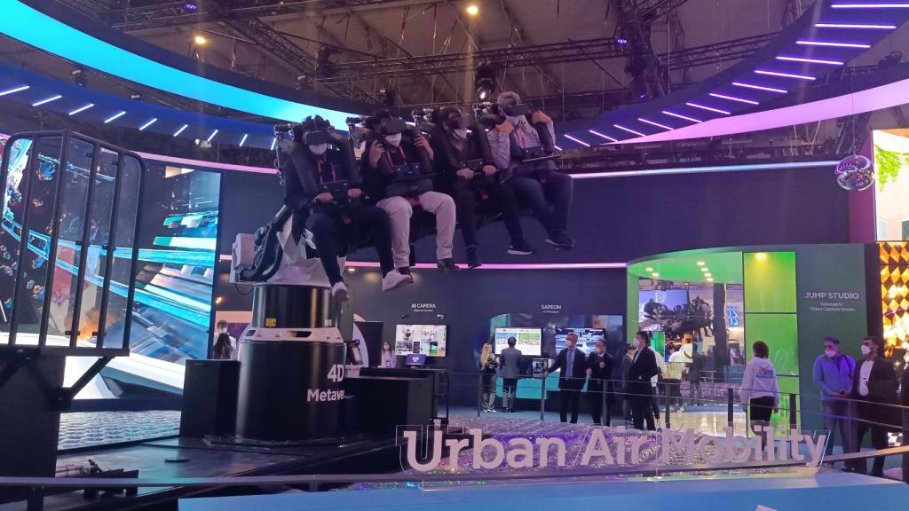 Una montaña rusa en el metaverso en el MWC 2022.