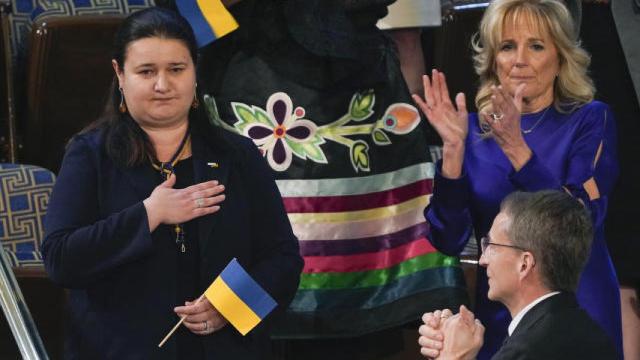 La embajadora de Ucrania en Estados Unidos, Oksana Markarova, recibe una ovación en el Capitolio, junto a la primera dama.
