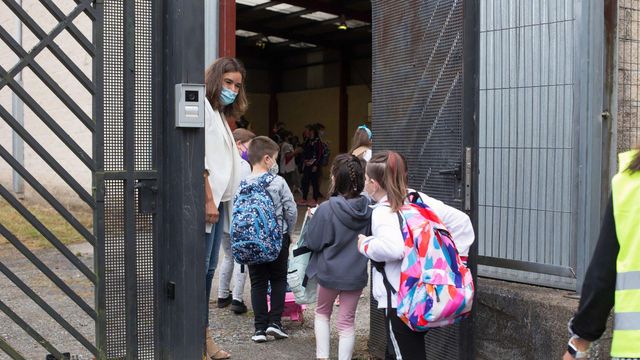 Varios niños y niñas entran al CEIP Manuel Mallo de Nadela.