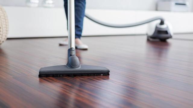 Persona pasando el aspirador.