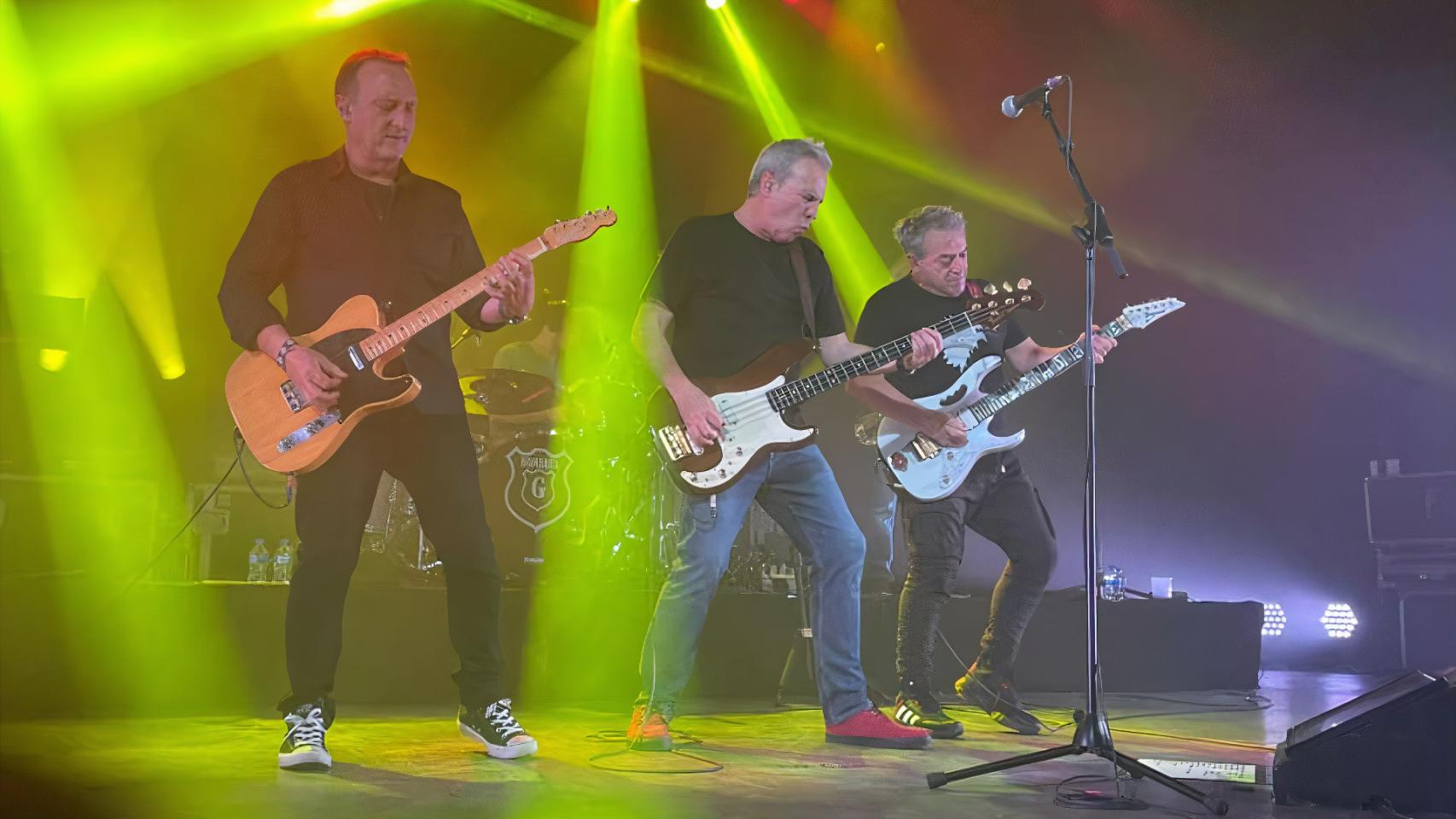 Hombres G actuando en la sala La Riviera de Madrid.