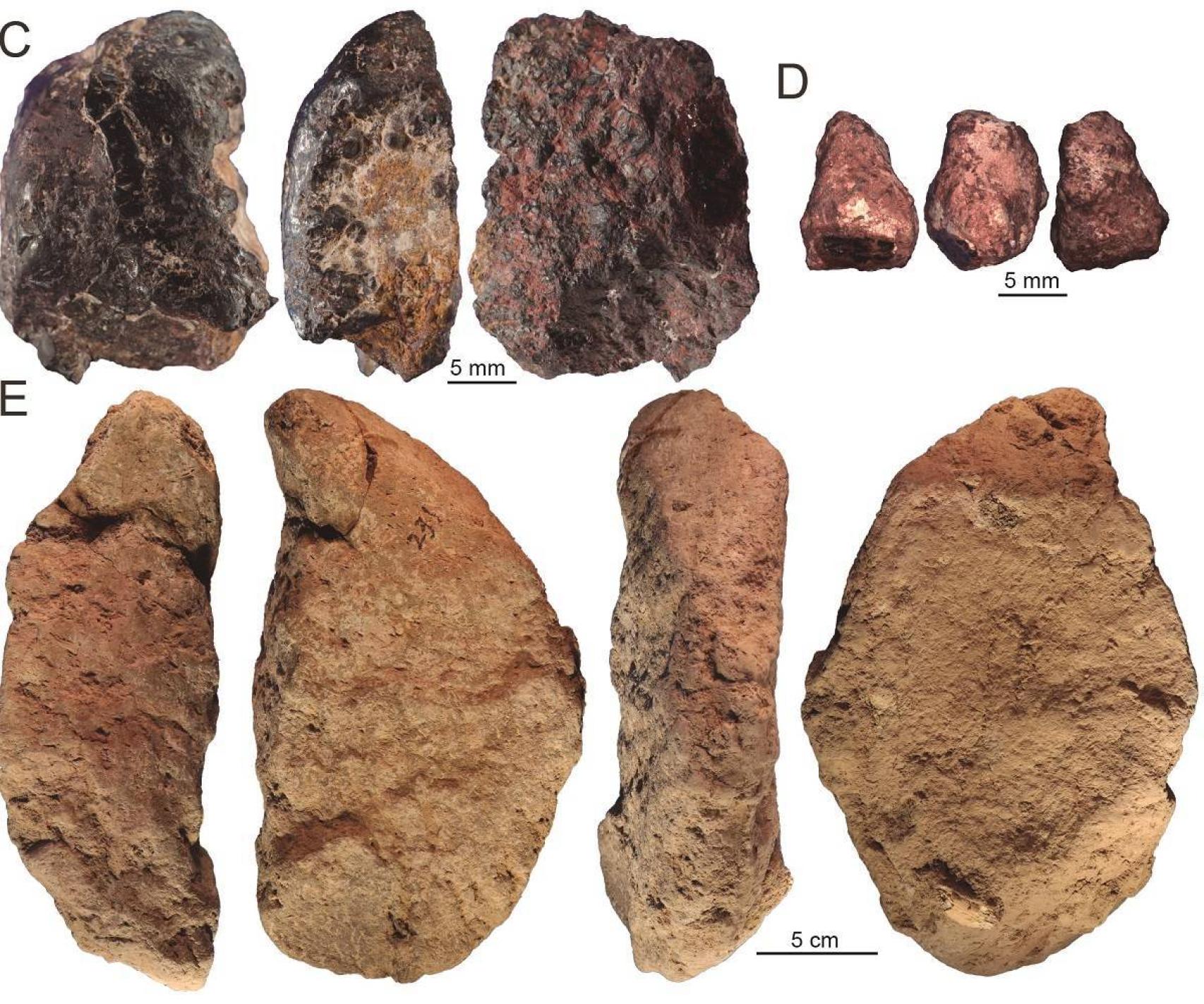 Piezas de ocre y herramientas para su procesamiento encontradas en el yacimiento .