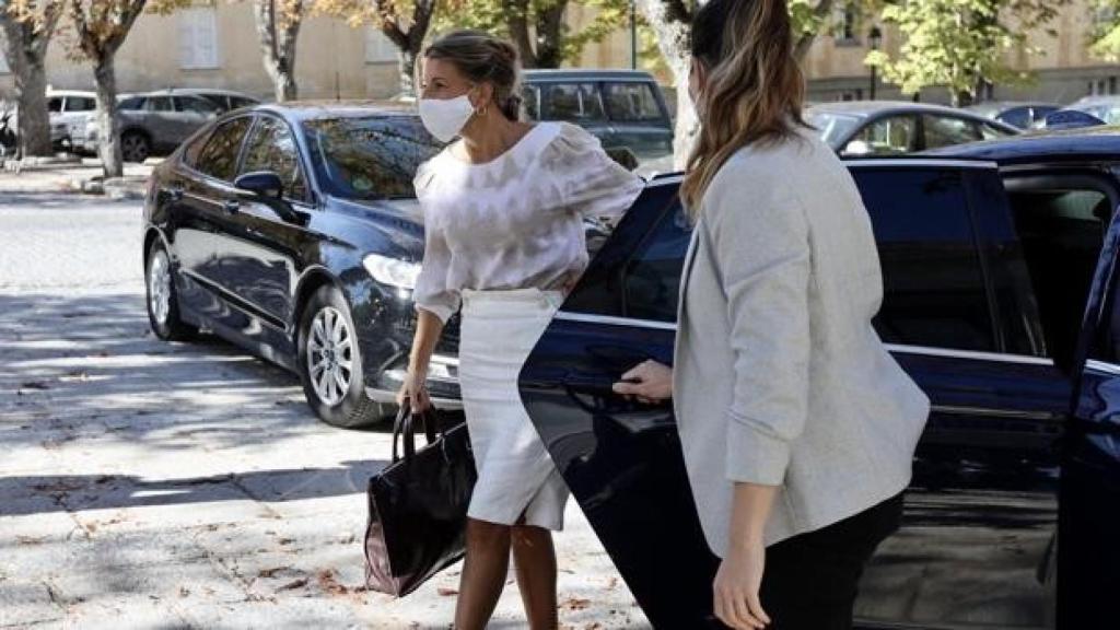 Yolanda Díaz, saliendo de su coche oficial en La Granja (Segovia).