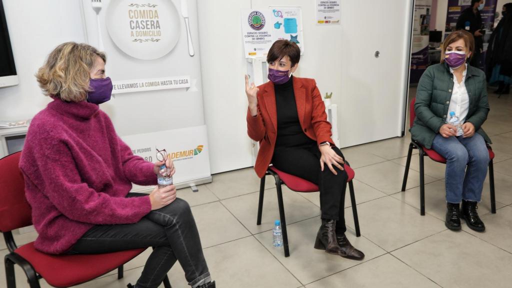 Isabel Rodríguez defiende, en una visita a Palencia, la presencia de mujeres en el ámbito rural