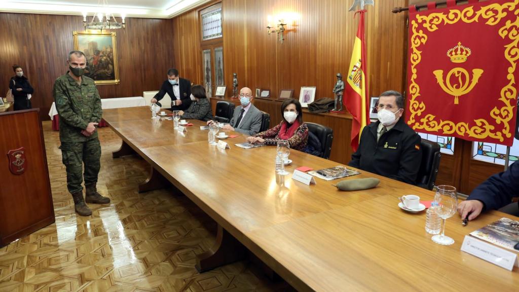 Otro momento de la visita de la ministra de Defensa a la Academia de Infantería de Toledo