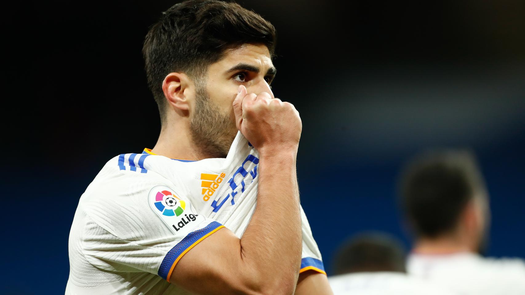 Marco Asensio se besa el escudo del Real Madrid.